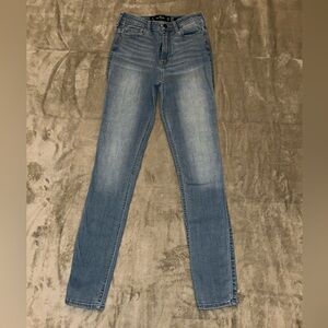 Hollister Ultra High-Rise Skinny Jeans in Light Blue Wash 1R W25 L30